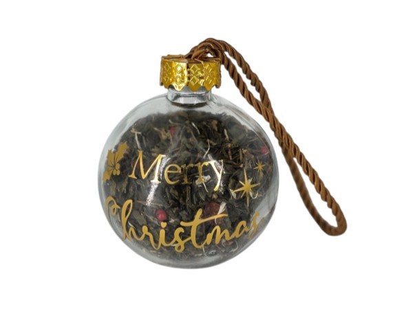 Glazen kerstbal gevuld met thee
